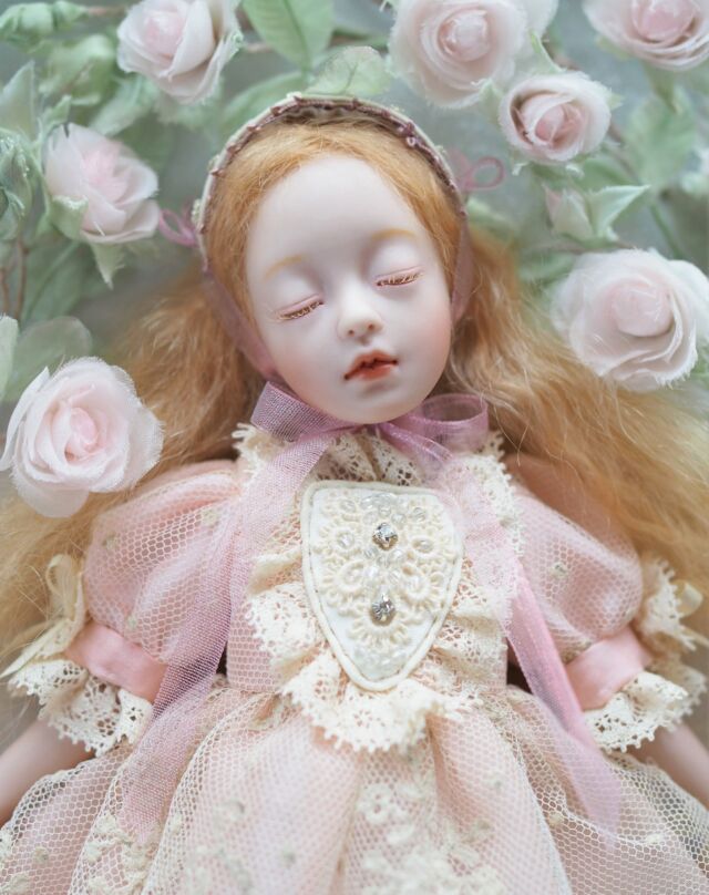『Sleeping Princess』
先日無事に完成いたしました。
昨日、作品もお送りさせて頂き、ほっと一息ついているところです。

こちらの作品は、昨年7月に新しく開館しました「藤野美術館」で開催の展示会へ出展させて頂きます。

【煌めきと華やかな世界展】
会期：2023年6月23～7月3日 11日間
開催場所：藤野美術館
タイムロマン様(@timeromandoll)企画展

今回は、テディベア展＆創作ドール展の2企画を同時開催とのことで、たくさんの作家様が参加されるようですので、どのような展示会になるのか今から楽しみです。
お近くにお越しの際は、是非お立ち寄り頂けましたら幸いです。

#煌めきと華やかな世界展 #創作ドール展 #dollexhibition #dolls #teddybear #sleepingprincess
#bisquedoll #dolls #創作人形 #球体関節人形 #ビスクドール#uncreerアンクレール