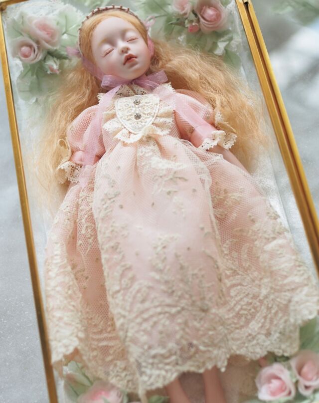 『煌めきと華やかな世界展』は昨日無事に終了致しました。

展示会場やインスタで作品をご覧くださった皆様ありがとうございました。
タイムロマン様、藤野美術館様、関係者の皆様お世話になりました。ありがとうございました。

次回は11月の作品展に参加させて頂く予定です。
またHPのショップにも少しですが小さな作品を掲載したいなと思っております。
近くなりましたらまたこちらでご紹介させて頂きます。
いつも作るのに時間がかかってしまいゆっくり更新ですがご覧いただけたら嬉しいです。

#bisquedoll #dolls #bjddoll #bjdドール #オールビスクドール #創作人形 #球体関節人形 #ビスクドール #uncreerアンクレール