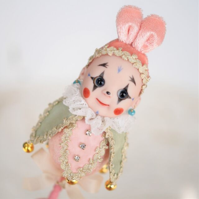 うさみみマロット♪双子ちゃん A

新しく完成したうさみみのマロットの双子ちゃんです。
本日オンラインショップや他サイトにてご紹介させていただき、有難いことにすぐお迎えが決まりSOLDとなっております。
また新しい作品が完成しましたらご紹介させていただきたいと思います。

#うさみみマロット♪ #マロット #うさみみ #双子ちゃん #twins #rattle #うさぎ #rabbit #ビスクドール #bisquedoll #doll #創作人形 #球体関節人形 #uncreerアンクレール