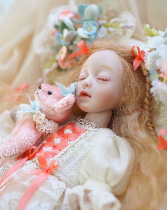 .
出品作品
「Sleeping Princess & Miniature Teddy Bear」

薄絹とフランスレースなどを縫い合わせて制作した、ふんわりしたワンピースドレスを着せたプリンセス。コーラルピンクのシルクリボンをアクセントにしてみました。
ミニチュアのテディベアはピンクのベロアで作りました。ベビーブルーのシルクリボンとレースででおめかししています。
プリンセスを囲む花々は、布をブルーやピンク、淡いグリーンなどに染めてコテをあてて制作しました。
小さな可憐な花々に囲まれて、仲良しのピンクのベアちゃんを抱っこしてスヤスヤ夢の中へ…

「時の博覧会」展は11/24からスタートです☆

#タイムロマン #時の博覧会 #11/24-12/3
#uncreerアンクレール #ビスクドール #ドール展 #bisquedoll #sleepingprincess #princess #dolls #teddybear #miniature #bear #創作人形