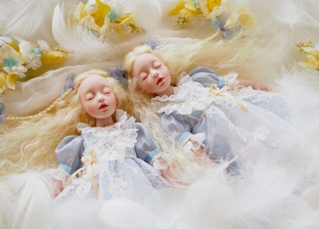 .
「いと・ちいさやか～煌めく星に祈りを込めて～」出品作品

Sleeping Princess～Twin Stars～☆R(右の子)
Sleeping Princess～Twin Stars～☆L(左の子)

煌めく双子星の少女たち
クリスマスローズの花々に囲まれて
静かに平和を祈ります..

心乱されるニュース...目まぐるしく変化していく日々…なんだかすこし疲れてしまう時があると思います。
作品をご覧くださった方がほんのすこしでも穏かで優しい気持ちになってもらえるような、そんな作品を作れたらと想い制作しました。
煌めく星に平和を祈りながら…

#いとちいさやか #煌めく星に祈りを込めて12/2-17
#人形展 #ドルスバラード #ビスクドール #双子 #Sleeping Princess #Twins #少女 #人形 #Bisquedolls #uncreerアンクレール #創作人形 #平和への祈り #prayerforpeace