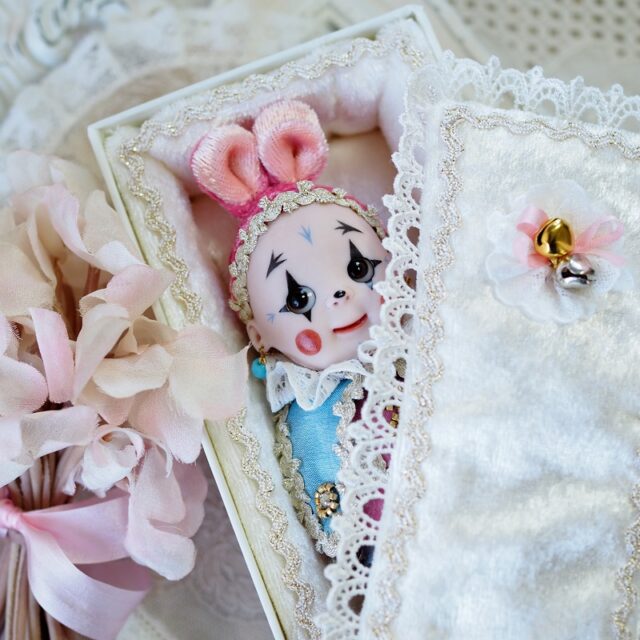 とってもひさしぶりの投稿です😊
うさみみマロットちゃん♪
Online Shop＆メルカリ「アンクレールの小さな人形店」にUP予定です。
よろしければご覧ください♪

追記：
SOLDとなりました。
ありがとうございました❣

#uncreer
#アンクレール
#アンクレールの小さな人形店
#うさみみマロットちゃん
#うさみみ
#ビスクドール
#うさちゃん