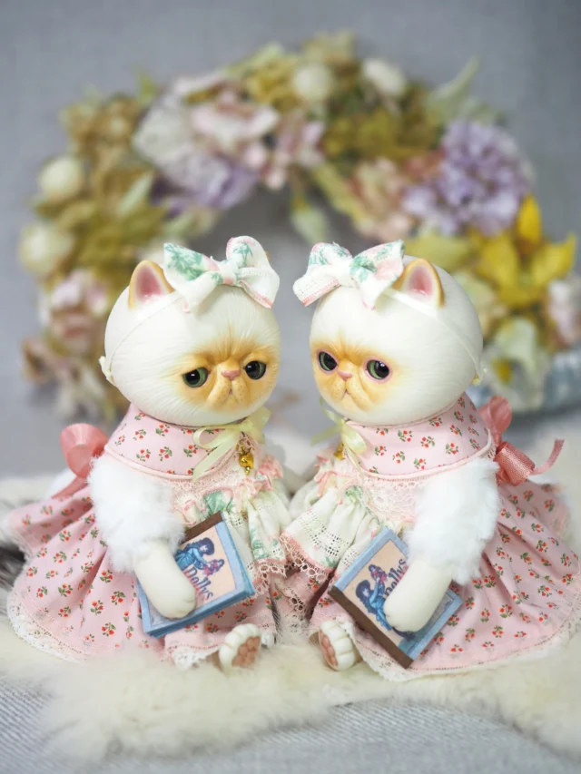 .
ネコちゃん双子ちゃん完成しました♪

シルクとピンクの小花柄のコットン生地で丸襟のワンピースを作ってあげました。
小花柄の生地は、可愛がって下さった方から戴いた大切な生地で、なかなか使う事が出来なかったのですが、今回ネコちゃんたちにぴったりのワンピースに仕立てることが出来て嬉しく思っています。

この子達は、11/27(木)18時頃には、HP＆Mercari『アンクレールの小さな人形店』へアップする予定です。
よろしければご覧ください。

#ネコちゃんドール #猫 #cat #catdolls #bisquedoll #dolls #twins#handmade
#ハンドメイド#創作人形 #双子ちゃん #ビスクドール #オリジナルビスクドール #Uncreerアンクレール