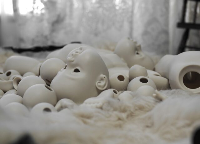 .
ビスクのパーツが焼きあがりました。
来年3月の展示のためのお人形にとりかかっています。
これから磨いて絵付け焼成を重ねていきます。
完成はまだまだ先ですが、ひとつひとつの工程を丁寧に心を込めて作っていきます。

#制作中 #ビスクドール #オールビスクドール #球体関節人形 #創作人形 #bisquedoll #dolls #bjddoll #dollmaking #uncreerアンクレール