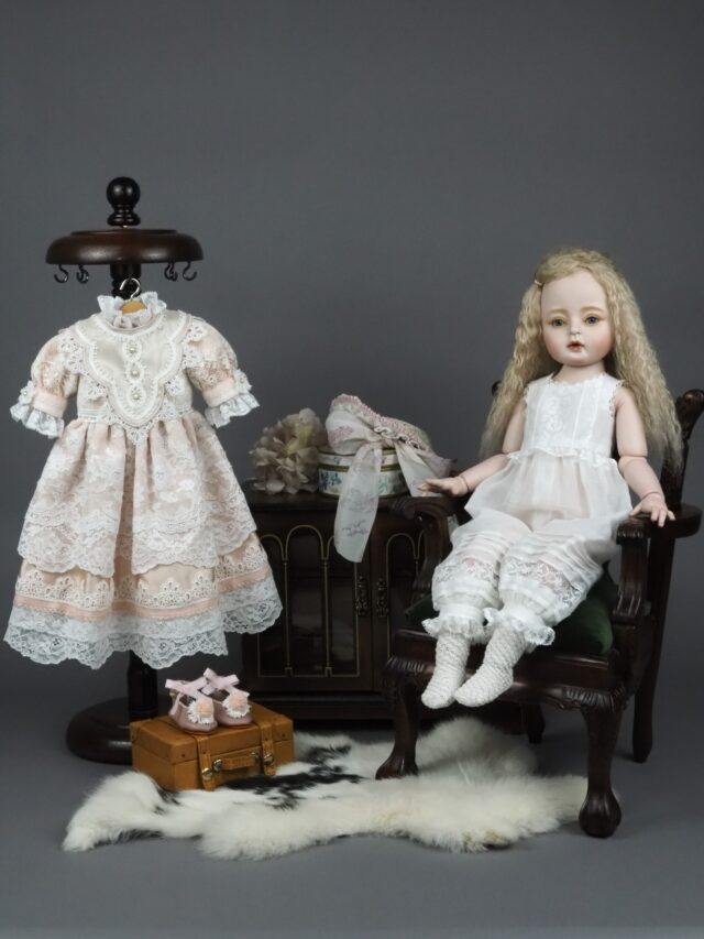 .
衣装一式完成

淡いピンクのシルクとレースを沢山使ったワンピースドレス
パールボタンと飾りトリムの付け襟がお気に入りポイント

帽子は麦藁ブレードを使い作った浅めの帽子にレースを重ね、柔らかなシフォンのリボンをつけました

すべて完成して準備が整いほっと一安心

#ビスクドール #ドールドレス #創作人形 #球体関節人形 #人形作家#dollphotography #bjddolls #artdoll
#ooak #dolldress #dollmaker
#Uncreerアンクレール