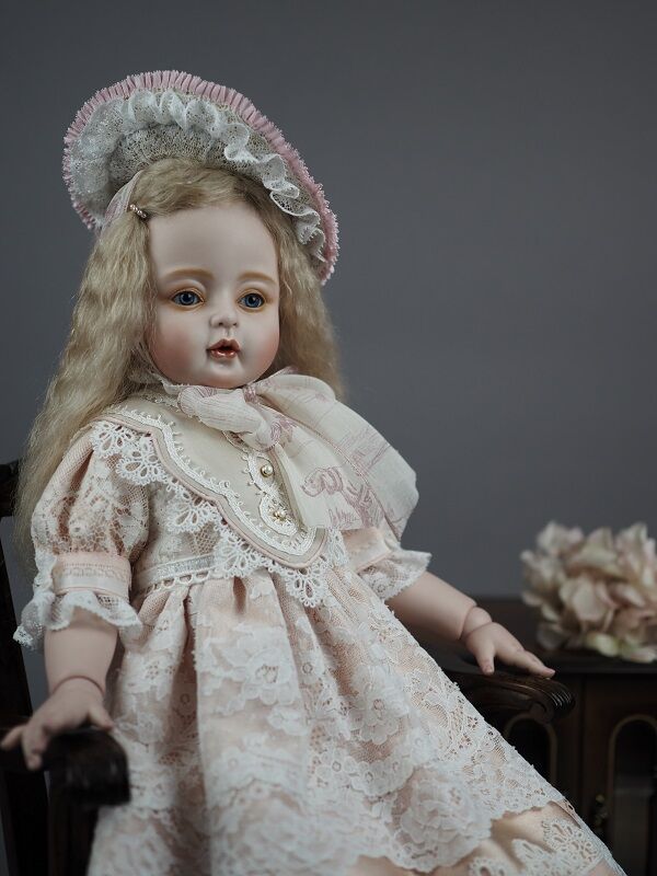 新作『Filleフィーユ　凛』

精神美を感じるような内面の美しさ、柔らかさの中にも凛とした強さを表現したいと昨年から作り続けてきました。

前回の作品より少し大きくなり、24個のパーツからなる球体関節のオールビスクドールです。

こちらの作品は3月6日から開催のタイムロマン様企画展へ出品させて頂きます。

--------------------------
第18回創作ドール展『新作お披露目展』

●期間：2026年3月6日～3月15日 ※水曜定休日
●時間：10：00～18：30 (最終日15時迄)
●場所：タイムロマン絵葉書資料館 元町館 2階
神戸市中央区元町通4丁目6-9
Tel/Fax：078-958-8655

【展示販売】
3月6日(金) 10時より展示販売を開始いたします。
※9時30分頃に、整理券をお渡しさせていただきます。
店内入口に順番でお並び下さいますようお願いいたします。
（オンラインは7日～15日）

詳細はタイムロマン様HPでご確認いただけます。
どうぞよろしくお願いいたします。

#ビスクドール #創作人形 #球体関節人形 #人形作家 #dollphotography
 #bjd #artdoll #ooak #uncreerアンクレール #人形展 #dollmaker #Uncreerアンクレール