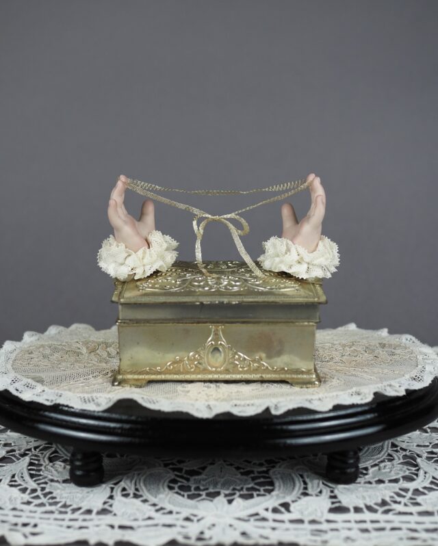 .
2010年頃だったかな？昔過ぎてはっきり覚えてないのですが..
ビスクの手のオブジェ

レースもくすんでしまってアンティークな雰囲気に
懐かしい

紆余曲折、波乱万丈ありながら
今も作ることが出来て幸せだ
感謝だな

#objet #オブジェ #uncreerアンクレール #創作人形