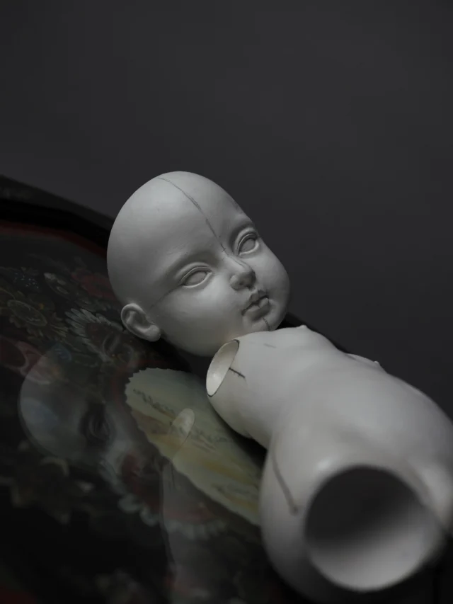 .
先日撮影した現在制作中の粘土原型

原型作りは一番時間がかかるけど
今度はこうしてみたい..ああしてみたい..と試行錯誤しながら作る大変で楽しい時間
自分と向き合う大切な時間

まだまだうまく作れないけど
つくることをなくしたら私は私でなくなってしまう

#球体関節人形 #創作人形 #ビスクドール #dollphotography #bjd #dollmaking #uncreerアンクレール