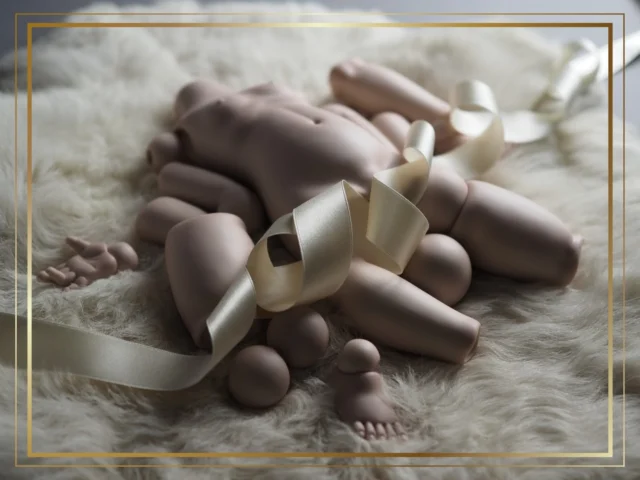 .
ボディの3回目の絵付けが終わった
これから陰影や指先など細部の絵付けをしていく

関節球のスリットはなるべく見えないようにしたいので独立したの関節パーツにしている
裸にした時に綺麗だと思うから
その分作業が増えるのが大変だけど..
こだわりポイント

#球体関節人形 #ビスクドール #創作人形 #uncreerアンクレール #bjdstagram