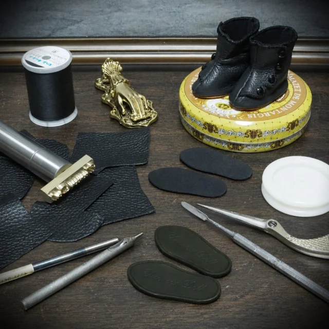 .
一枚の革から、編み上げブーツを仕立てています。

Making lace-up boots

#ビスクドール #創作人形 #人形制作 #制作過程 #ドールシューズ #革靴制作 #bisquedoll #artdoll #dollmaking #dollshoes #uncreerアンクレール #uncreer