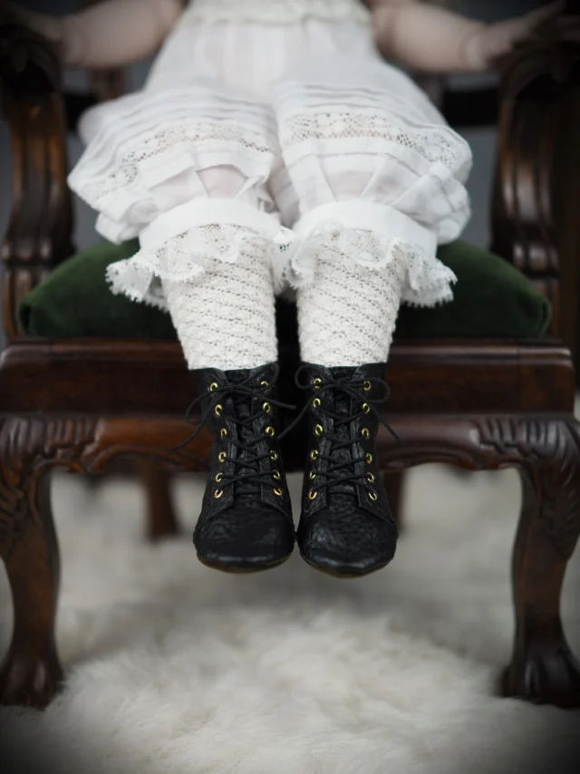 .
足元は、クラシックな革の編み上げブーツを仕立てました。

Classic leather lace-up boots.

#ビスクドール #創作人形 #人形制作 #ドール衣装 #ドール靴 #編み上げブーツ #BisqueDoll #ArtDoll #DollMaking #DollShoes #LeatherBoots #Uncreerアンクレール